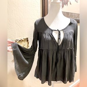 ☘️ Free People peasant blouse. Size XS Gray
